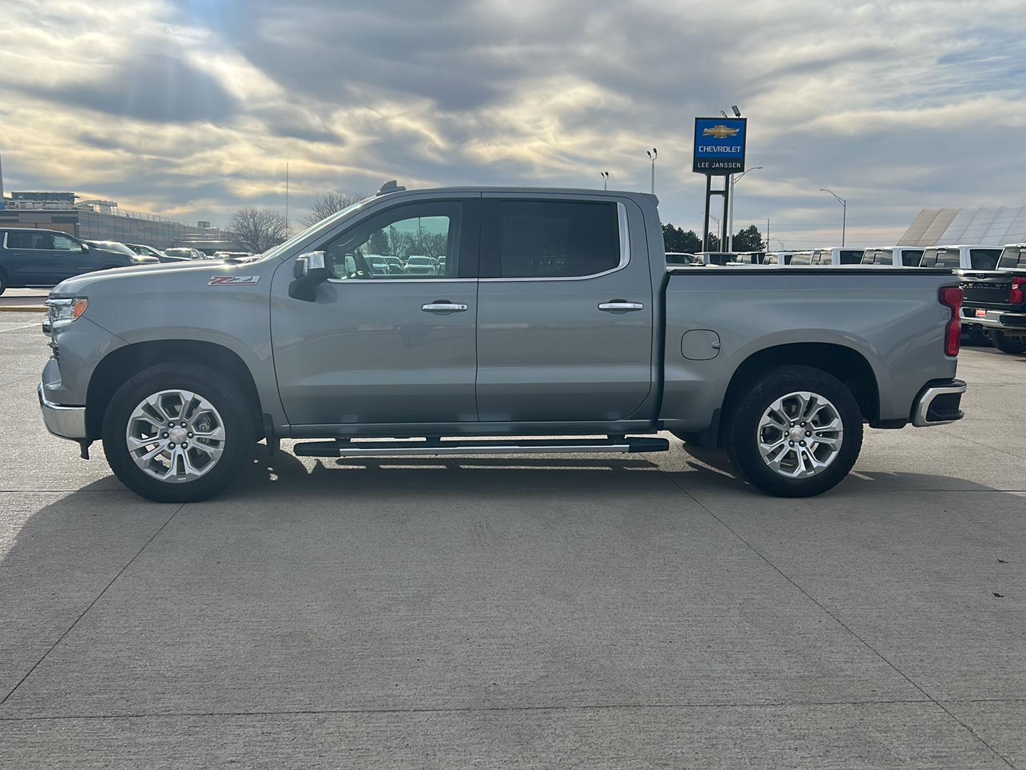 2024 Chevrolet Silverado 1500 LTZ Crew Cab 4WD