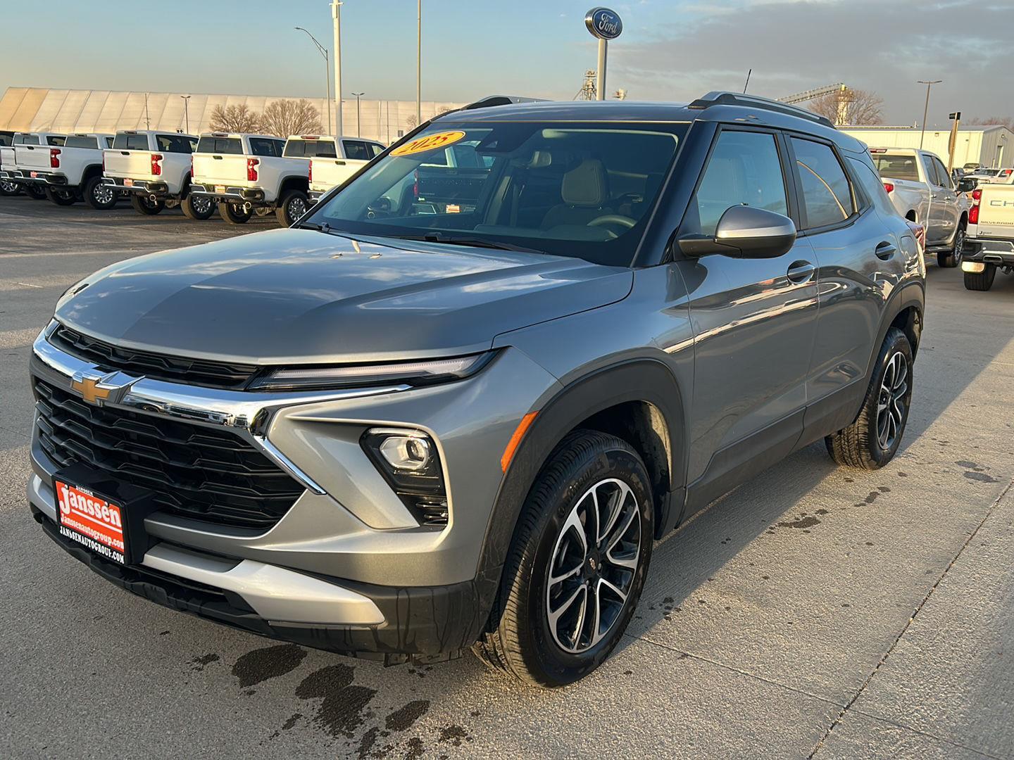 View vehicle photo 4