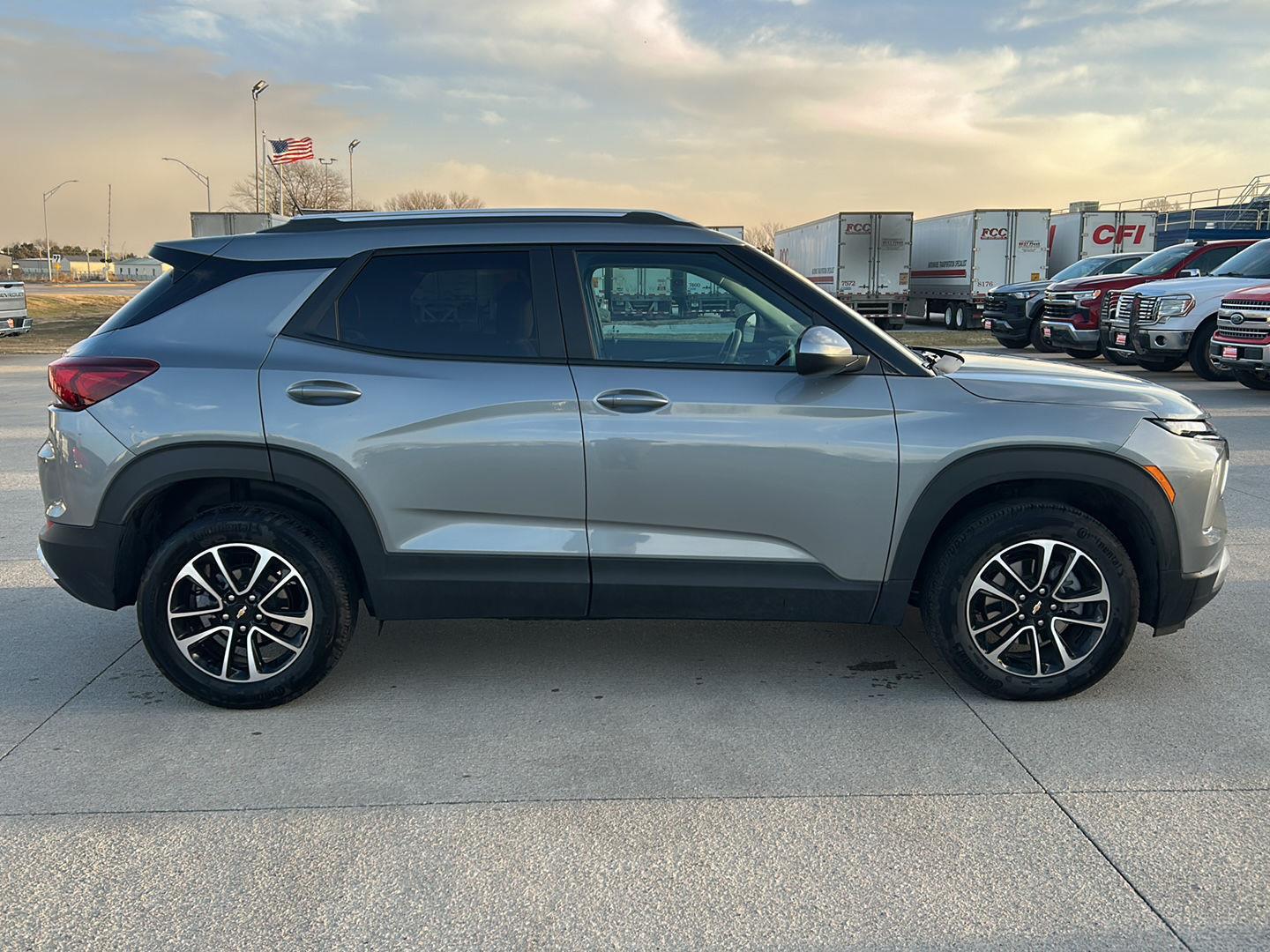 View vehicle photo 7