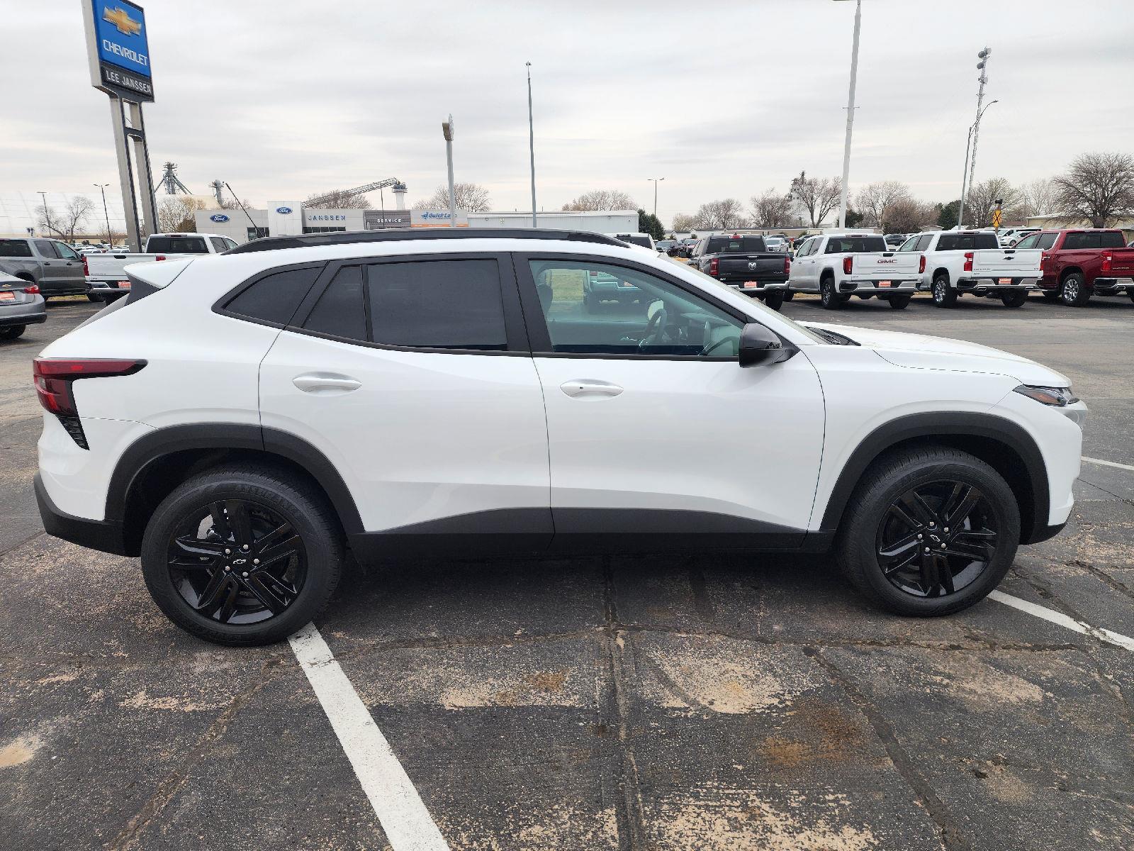 View vehicle photo 4