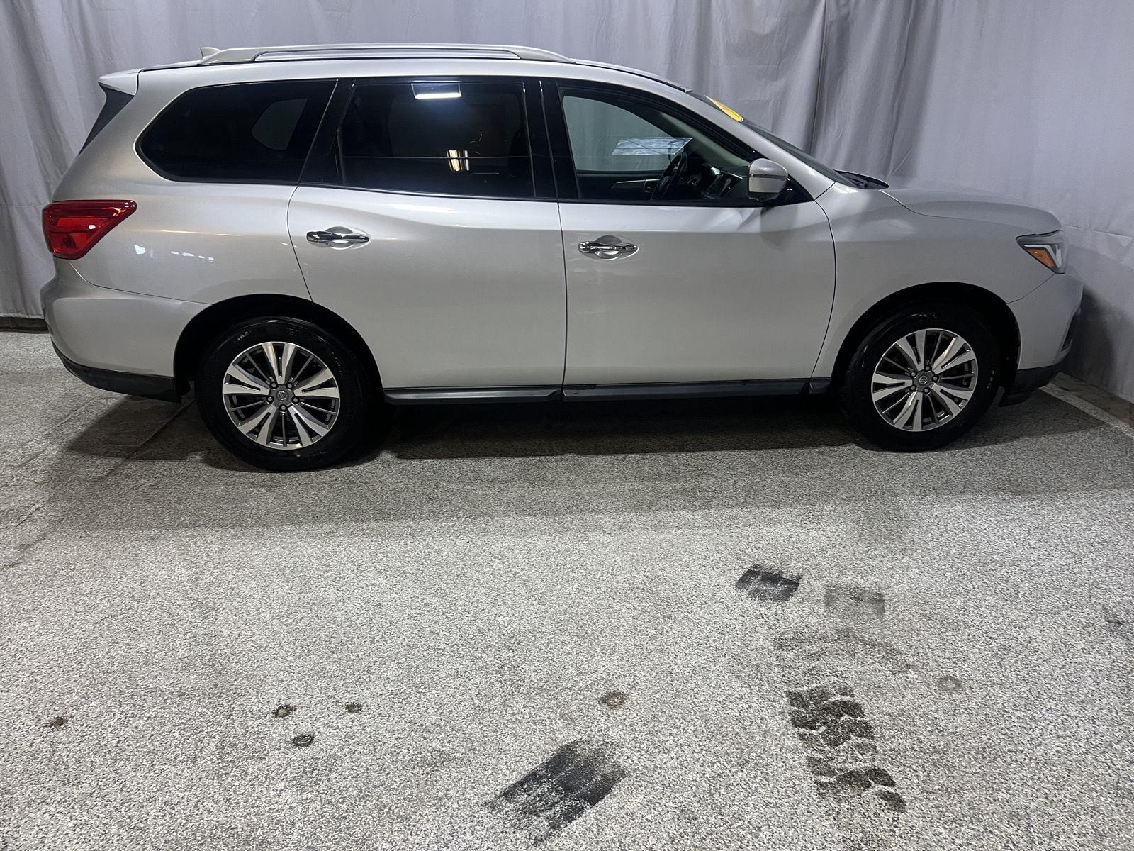 Brilliant Silver Metallic 2019 Nissan Pathfinder SUV / Crossover Four-Wheel Drive Continuously Variable Transmission