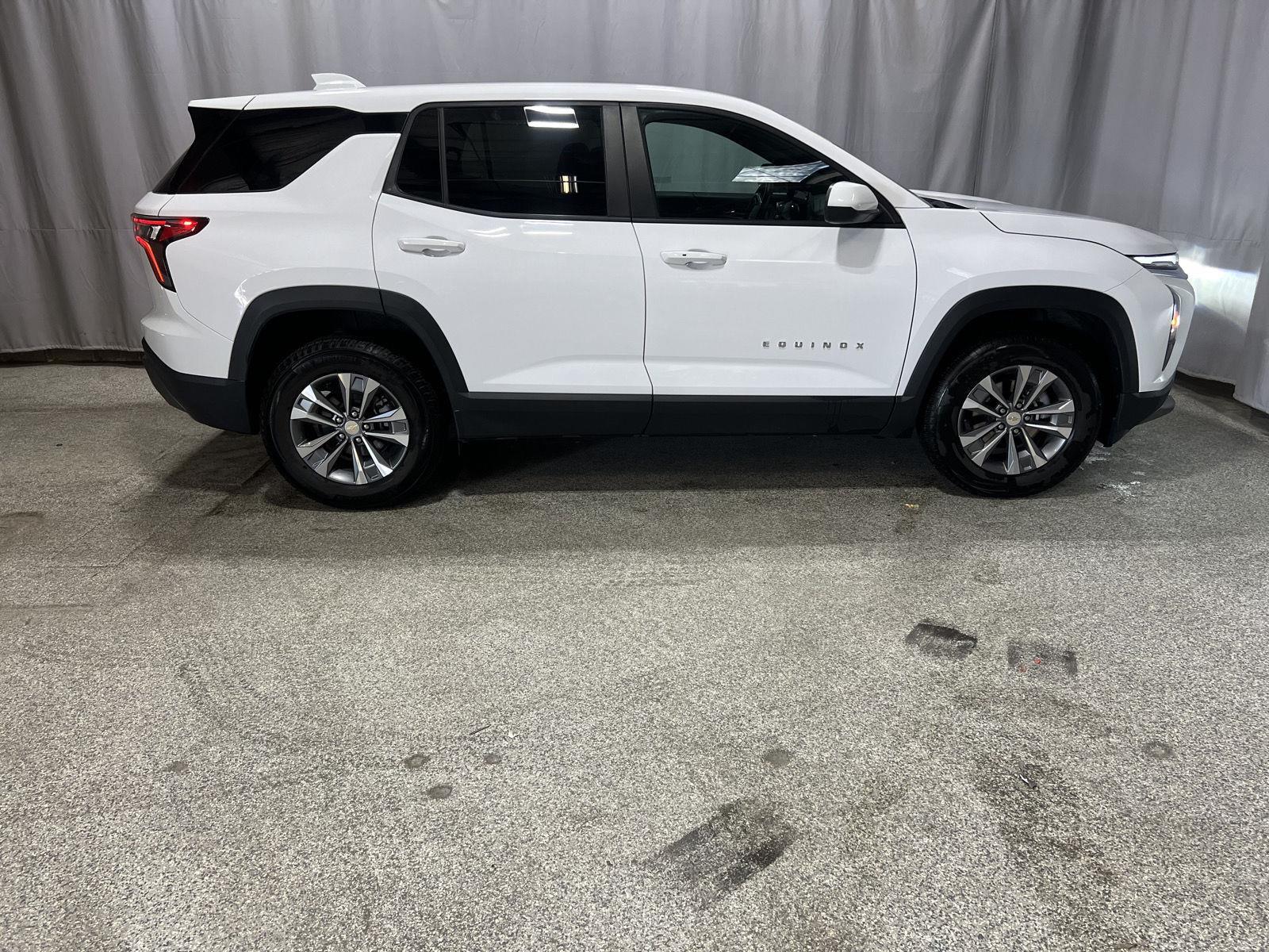 Summit White 2025 Chevrolet Equinox SUV / Crossover Four-Wheel Drive 8-Speed Automatic