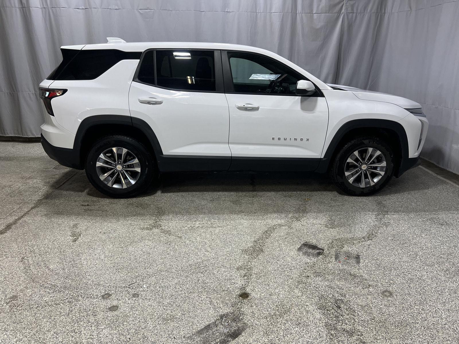 Summit White 2025 Chevrolet Equinox SUV / Crossover Four-Wheel Drive 8-Speed Automatic