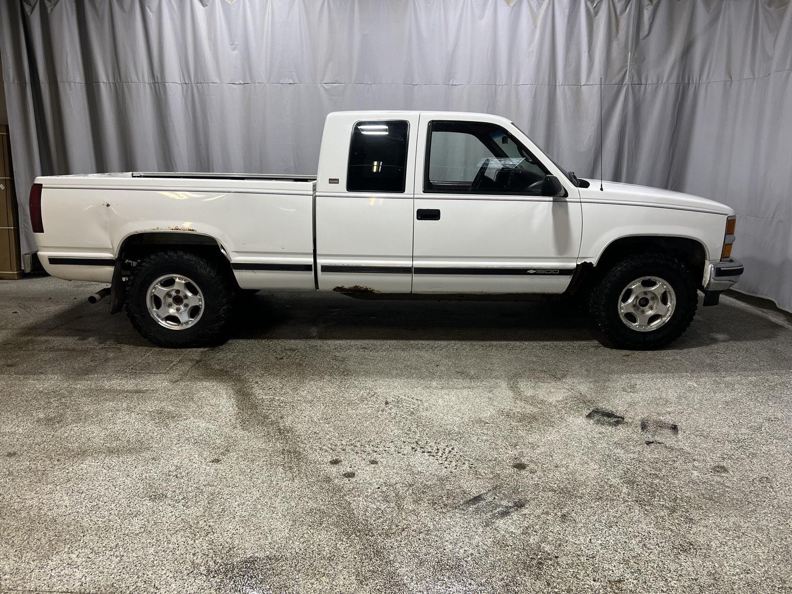 White 1995 Chevrolet C/K 1500 Pickup Truck Automatic