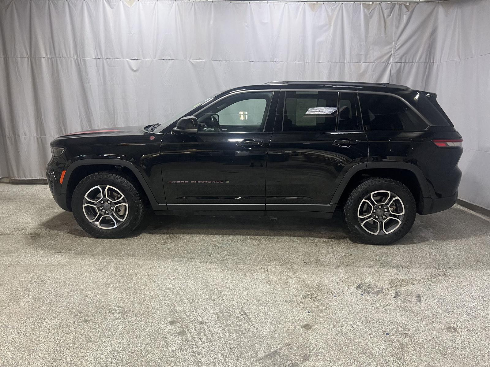 Diamond Black Crystal Pearlcoat 2022 Jeep Grand Cherokee SUV / Crossover Four-Wheel Drive 8-Speed Automatic