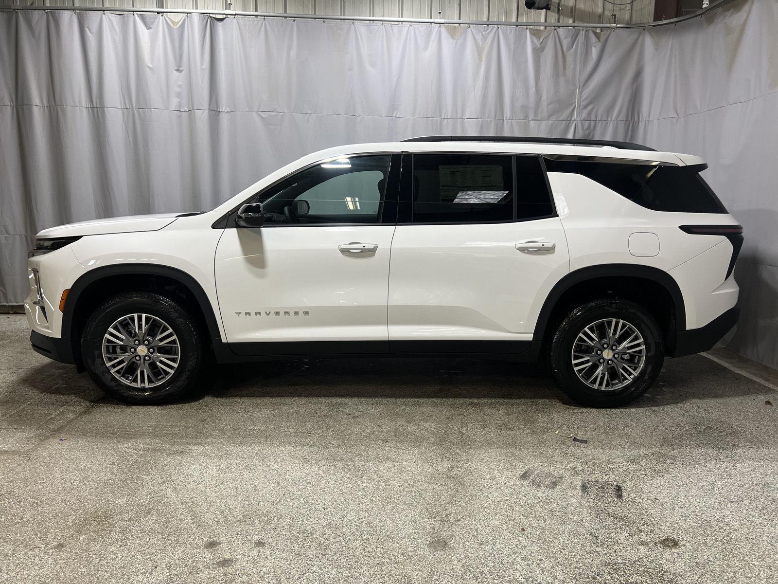 Summit White 2026 Chevrolet Traverse SUV / Crossover Front-Wheel Drive 8-Speed Automatic