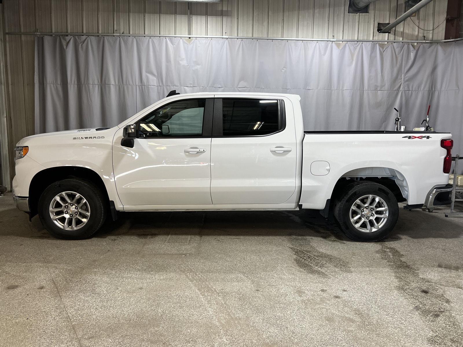 Summit White 2025 Chevrolet Silverado 1500 Pickup Truck Four-Wheel Drive 8-Speed Automatic