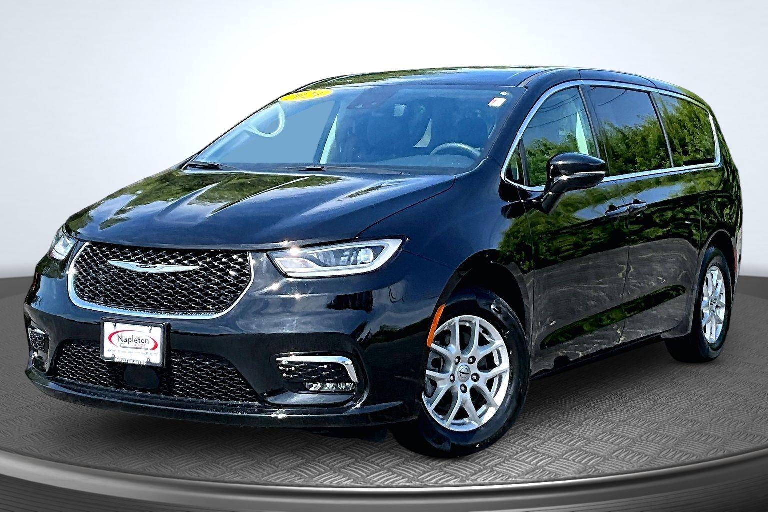 2024 Chrysler Pacifica Touring L's photo
