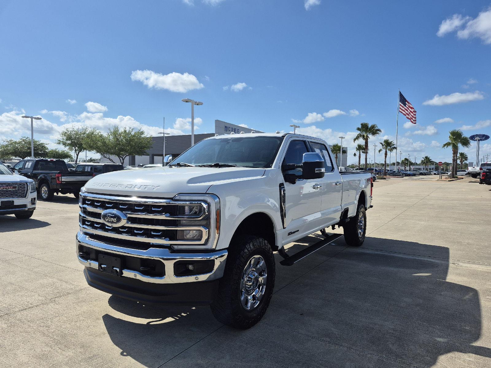 Star White Metallic Tri-Coat 2023 Ford F-350 Super Duty Lariat Crew Cab 4WD Pickup Truck Four-Wheel Drive Automatic
