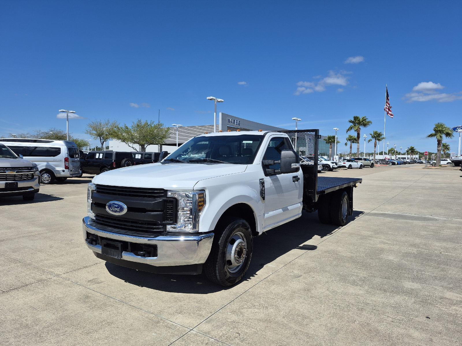 Oxford White 2018 Ford F-350 Super Duty Chassis XL DRW RWD Pickup Truck 4X2 6-Speed Automatic