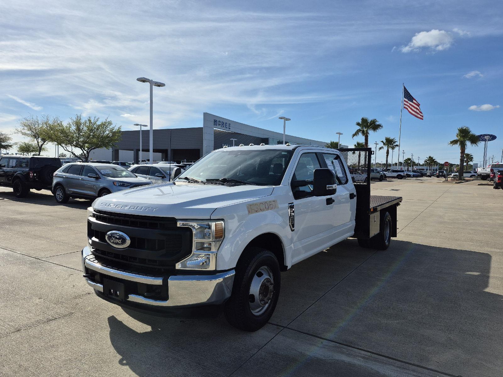 Oxford White 2020 Ford F-350 Super Duty Chassis XL Crew Cab DRW RWD Pickup Truck 4X2 Automatic