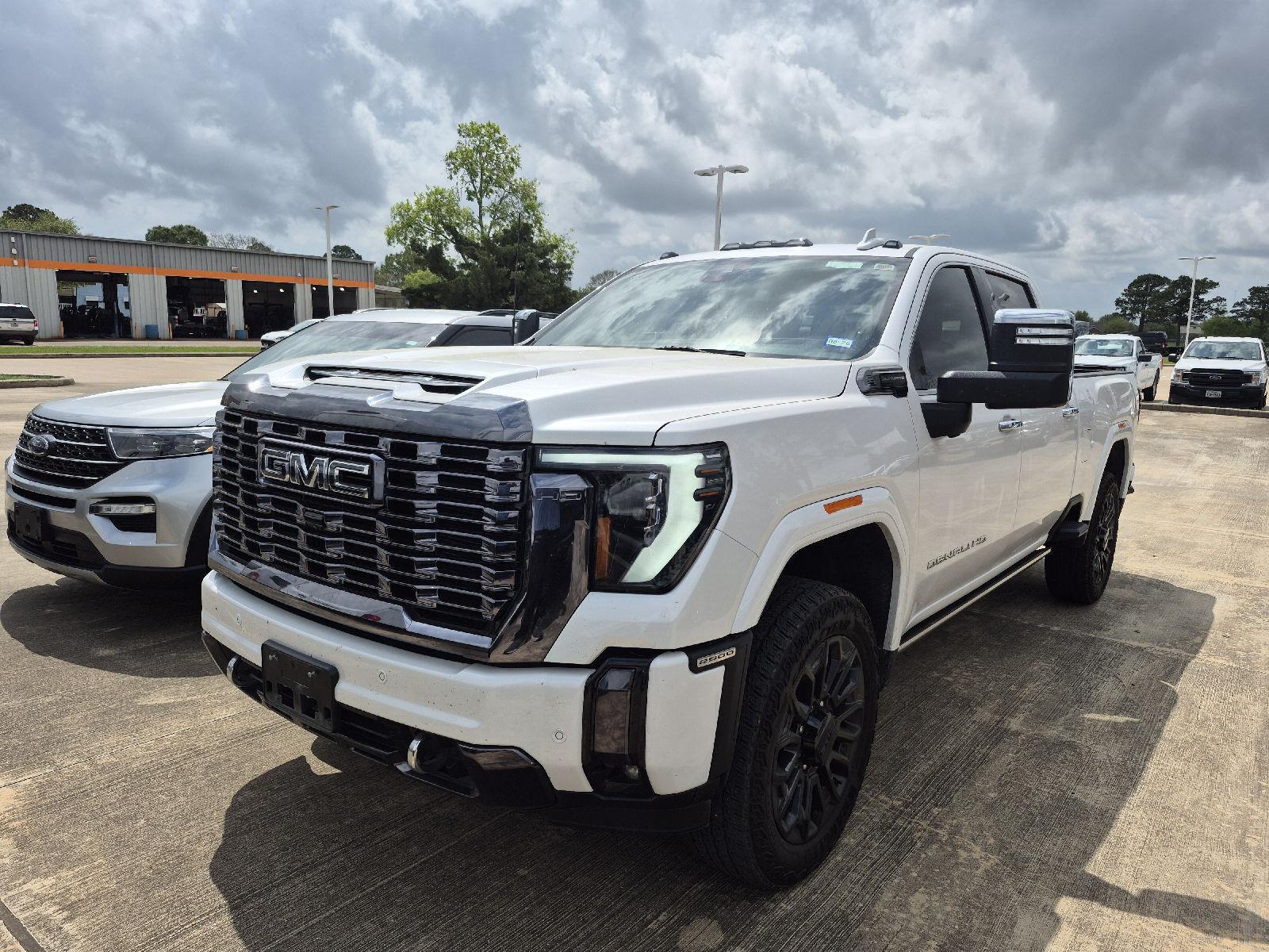 White Frost Tricoat 2024 GMC Sierra 2500HD Denali Ultimate Crew Cab 4WD Pickup Truck Four-Wheel Drive Automatic