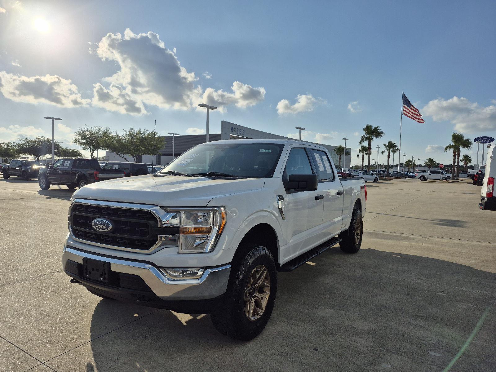 Oxford White 2022 Ford F-150 XLT SuperCrew 4WD Pickup Truck Four-Wheel Drive Automatic