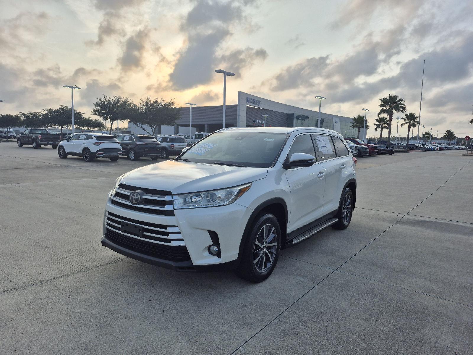 White (Blizzard Pearl) 2019 Toyota Highlander XLE FWD SUV / Crossover Front-Wheel Drive 8-Speed Automatic