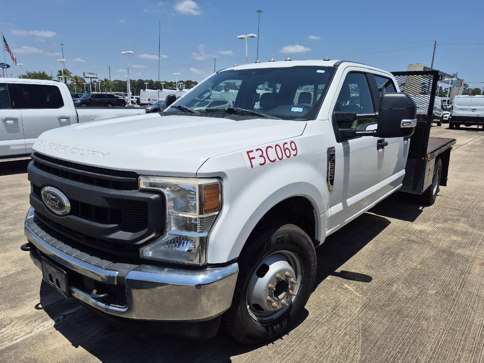 Oxford White 2020 Ford F-350 Super Duty Chassis XL Crew Cab DRW RWD Pickup Truck 4X2 Automatic
