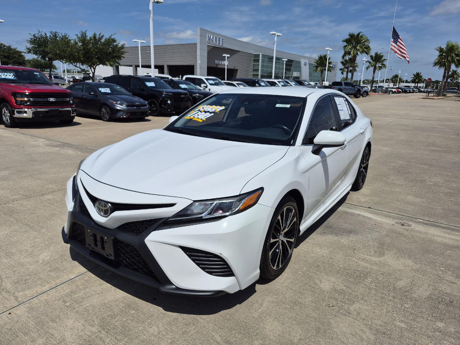 Super White 2019 Toyota Camry SE FWD Sedan Front-Wheel Drive 8-Speed Automatic