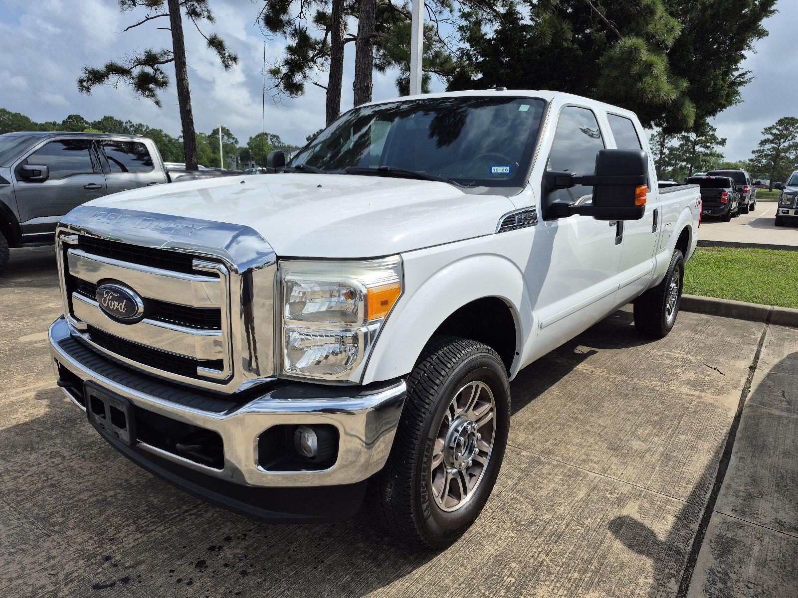 Oxford White 2016 Ford F-250 Super Duty XLT Crew Cab 4WD Pickup Truck Four-Wheel Drive 6-Speed Automatic