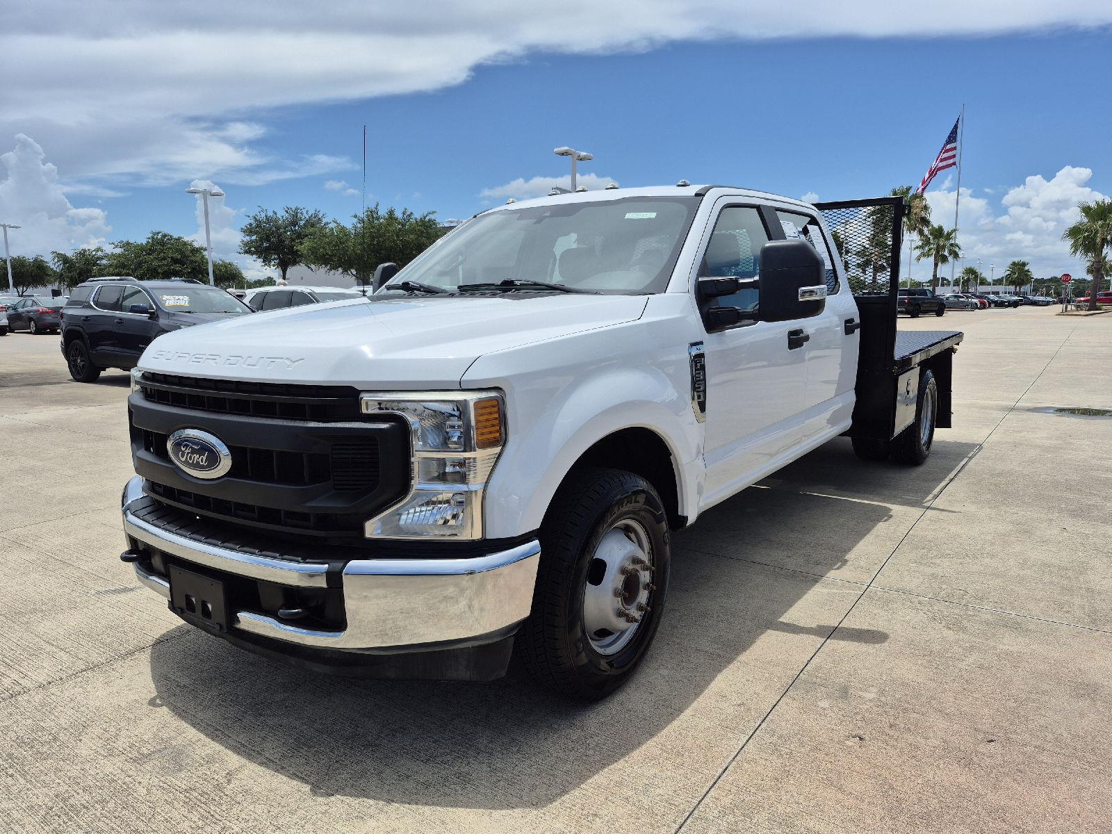 Oxford White 2020 Ford F-350 Super Duty Chassis XL Crew Cab DRW RWD Pickup Truck 4X2 Automatic