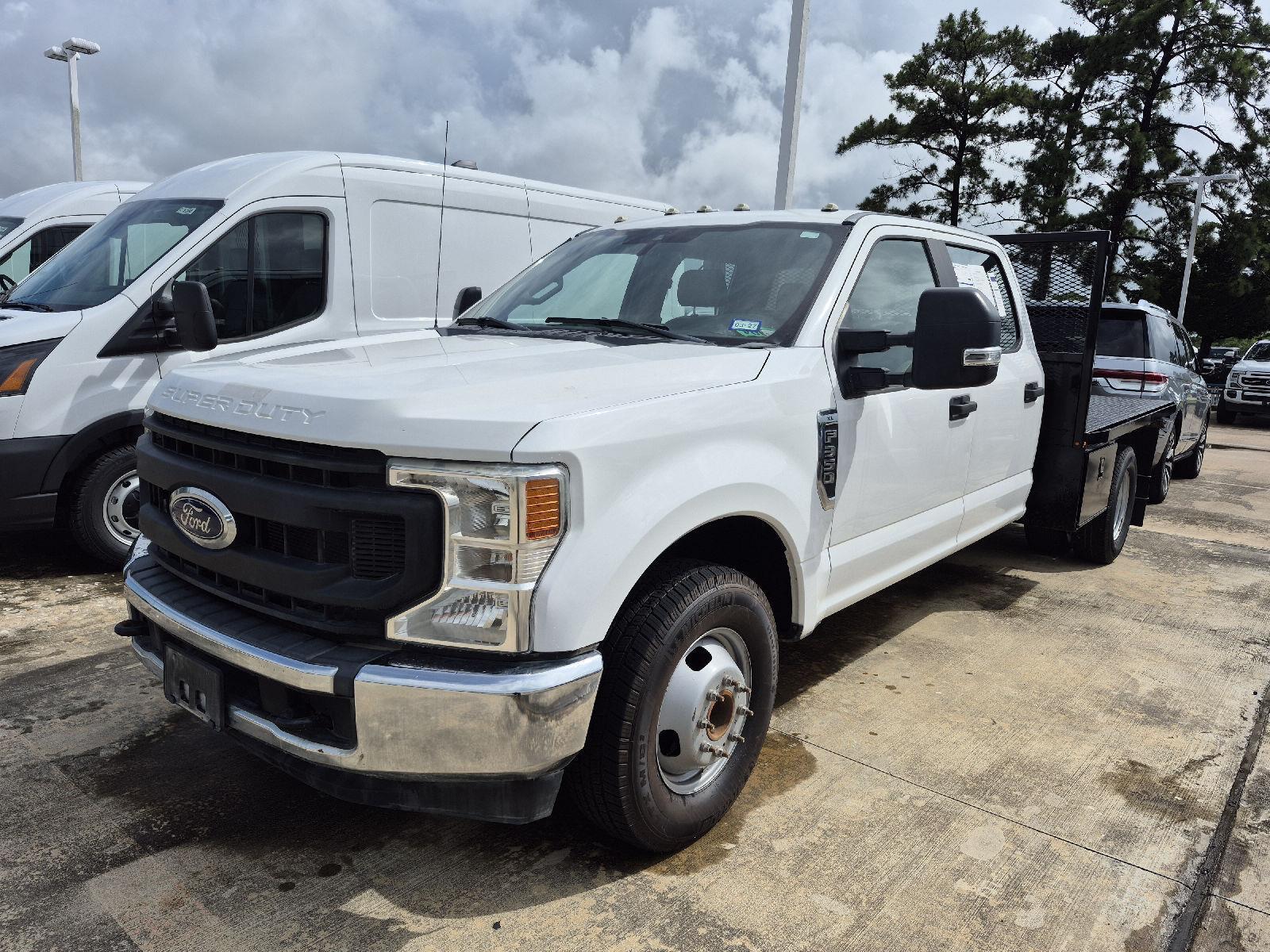 Oxford White 2020 Ford F-350 Super Duty Chassis XL Crew Cab DRW RWD Pickup Truck 4X2 Automatic