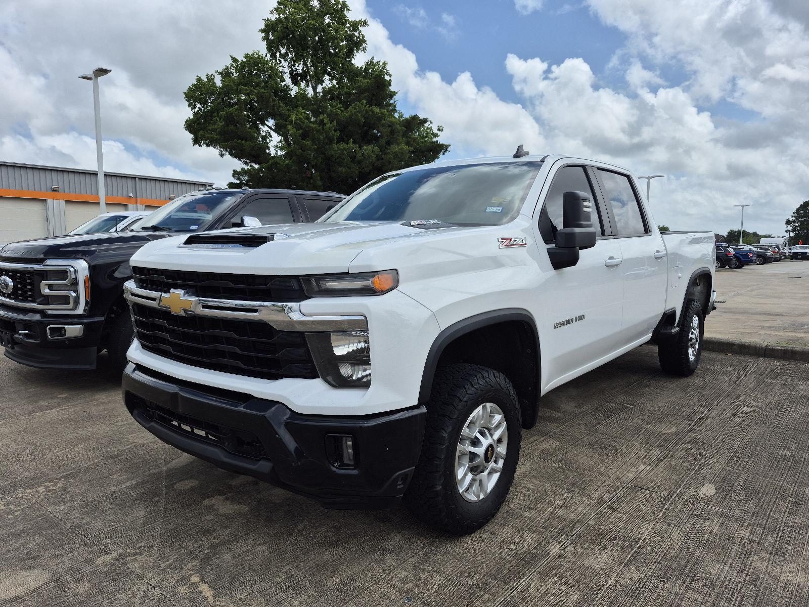 Summit White 2024 Chevrolet Silverado 2500HD LT Crew Cab 4WD Pickup Truck Four-Wheel Drive Automatic