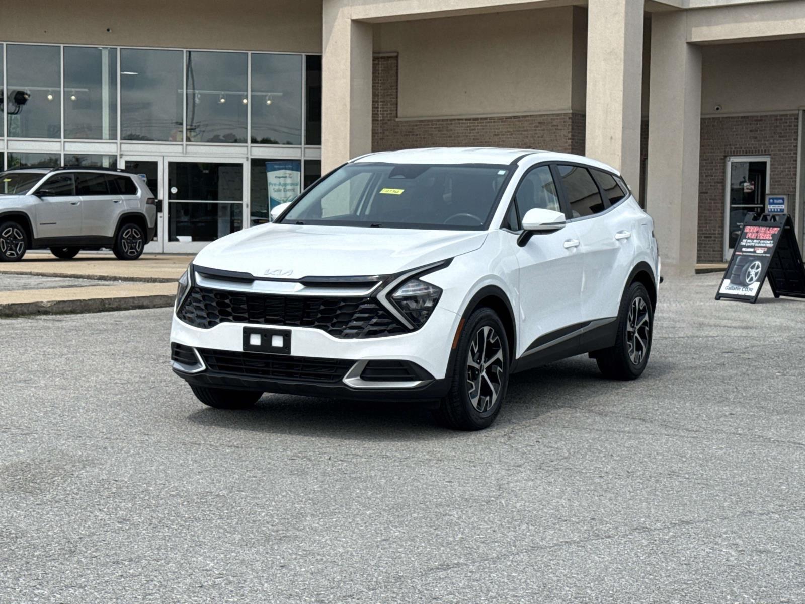 Glacial White Pearl 2023 Kia Sportage SUV / Crossover Front-Wheel Drive Automatic