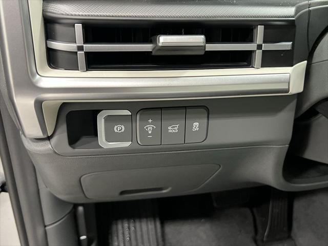 New 2025 Shimmering Silver Hyundai SEL AWD image 140