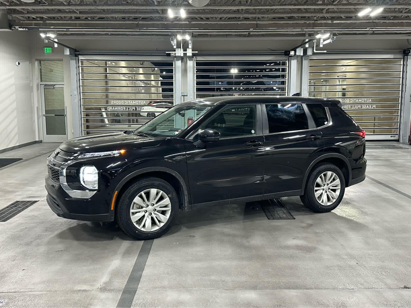 Black 2025 Mitsubishi Outlander ES FWD SUV / Crossover Front-Wheel Drive Continuously Variable Transmission