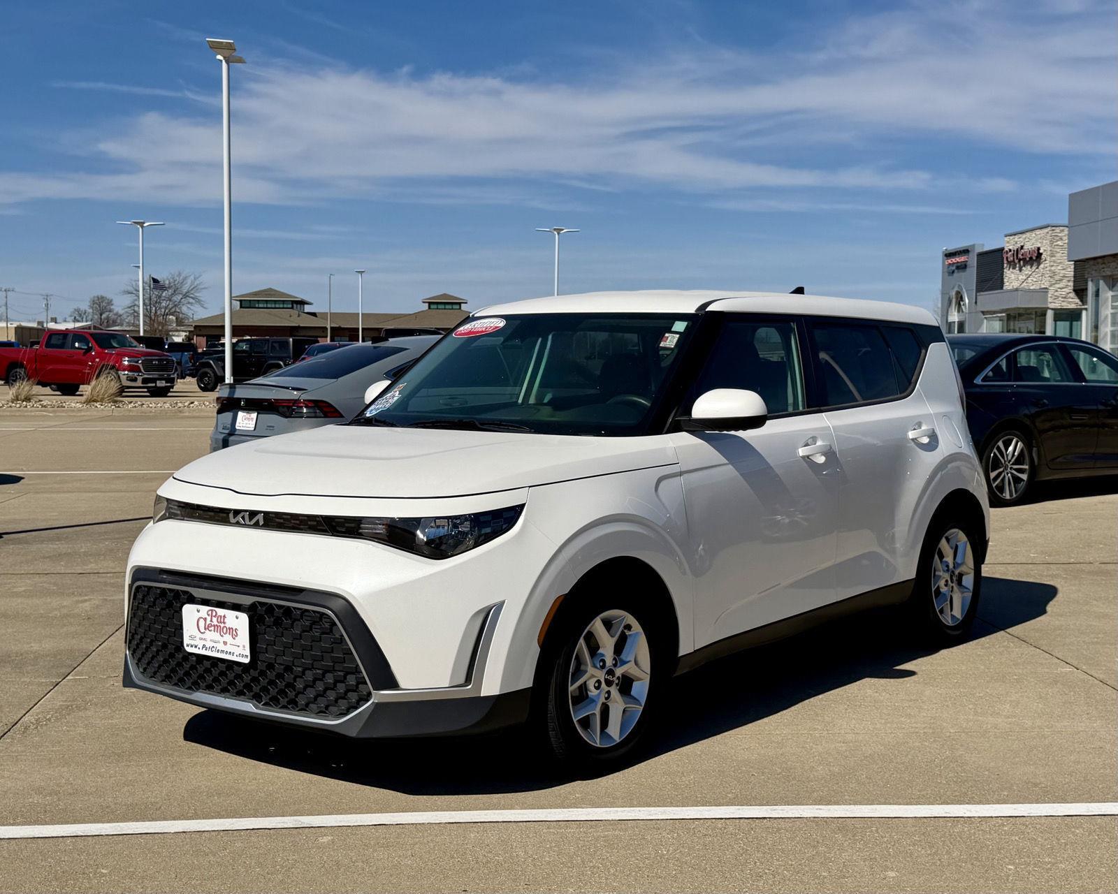Snow White Pearl 2023 Kia Soul LX FWD SUV / Crossover Front-Wheel Drive Continuously Variable Transmission