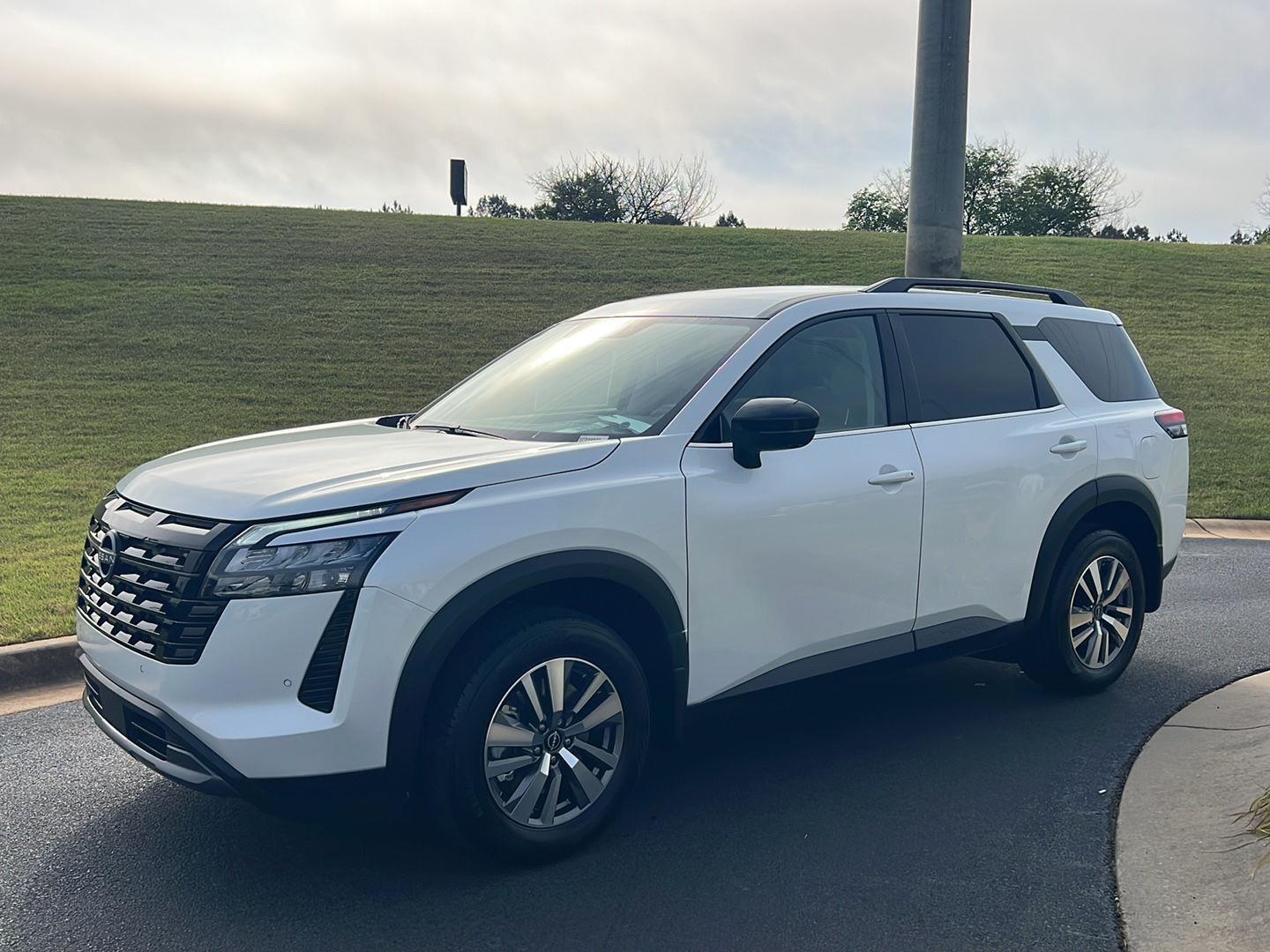 View vehicle photo 2