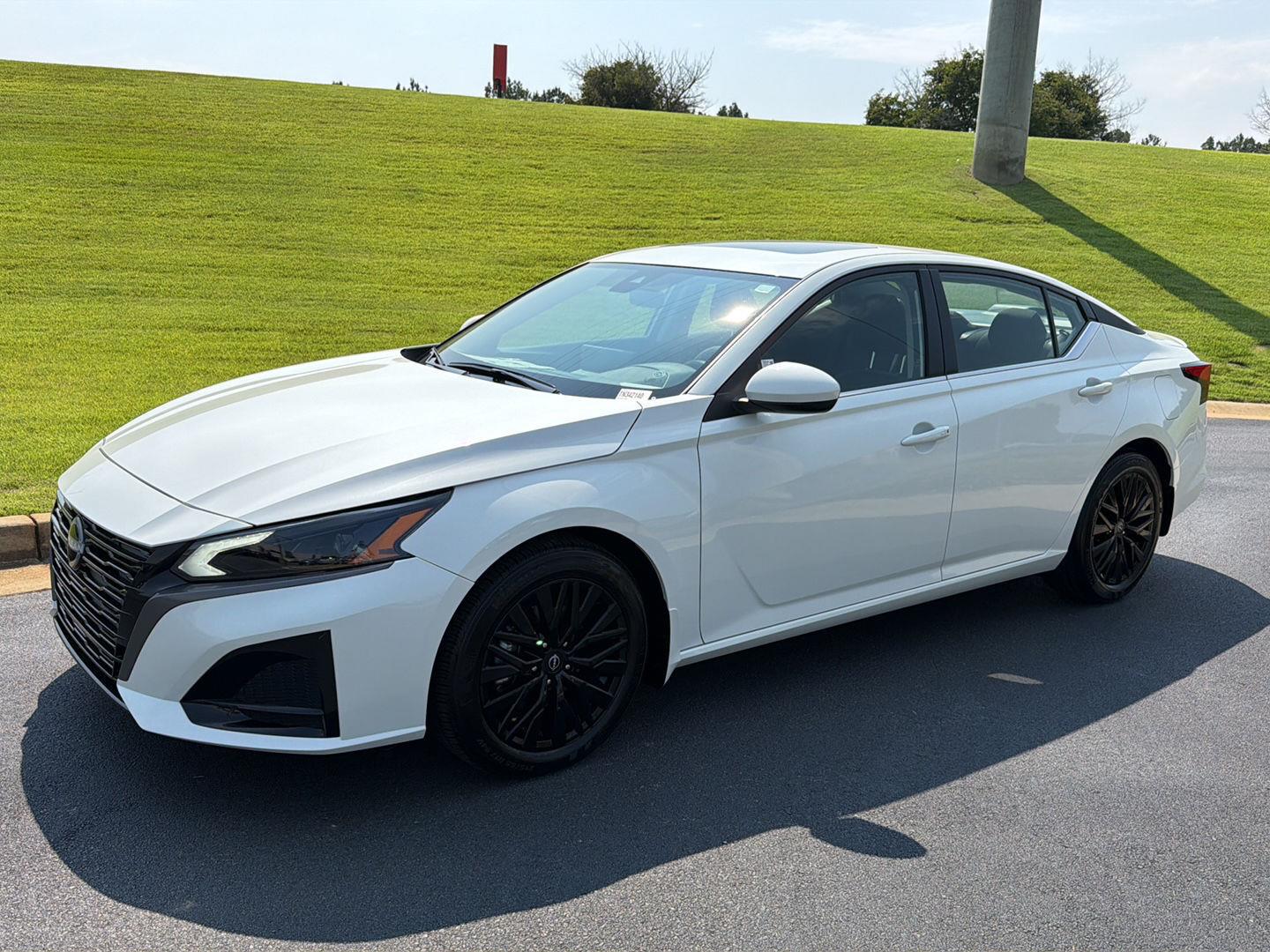 Pearl White Tricoat 2026 Nissan Altima Sedan Front-Wheel Drive Continuously Variable Transmission