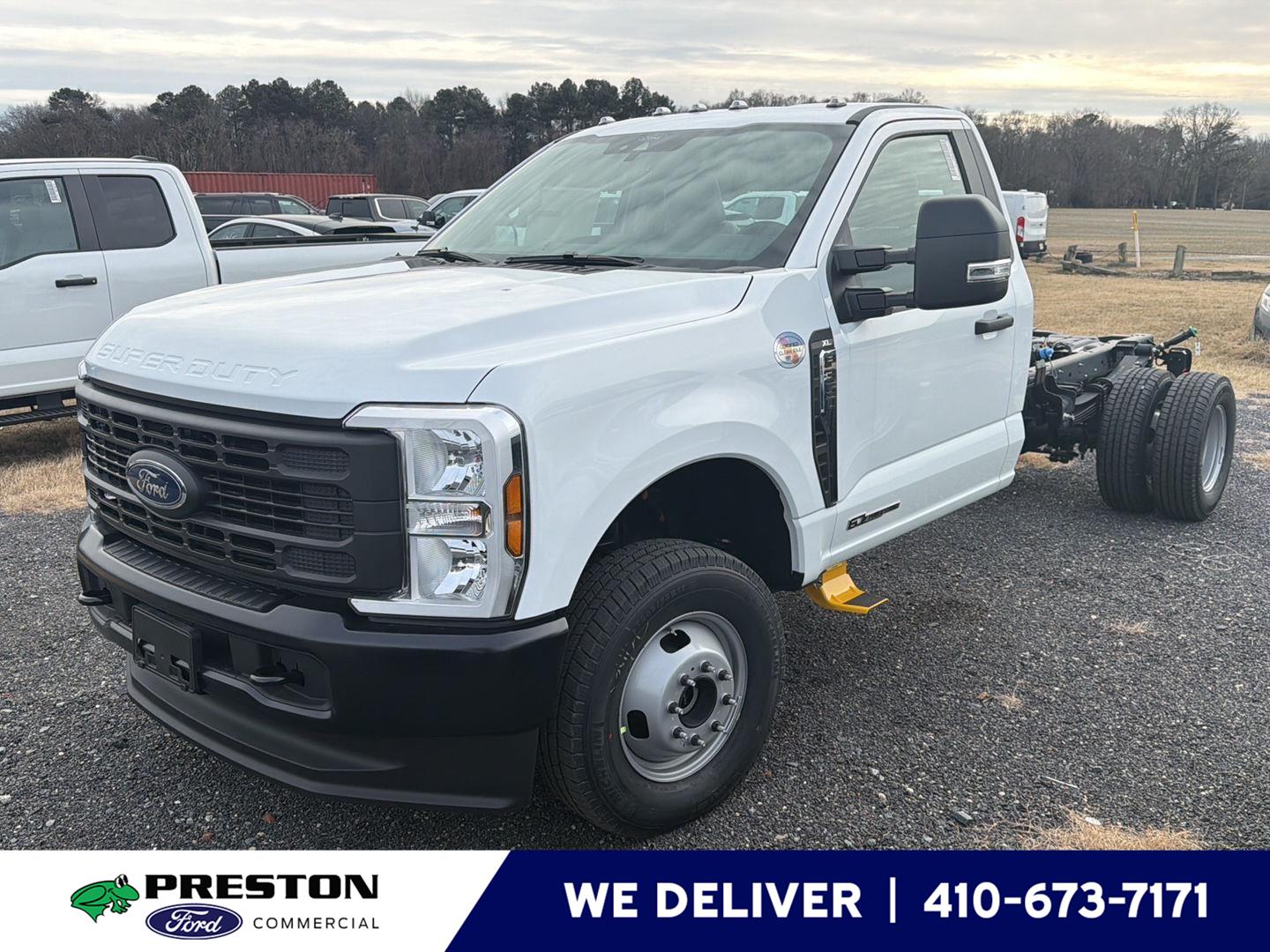 Oxford White 2026 Ford F-350 Super Duty Chassis Pickup Truck Four-Wheel Drive Automatic