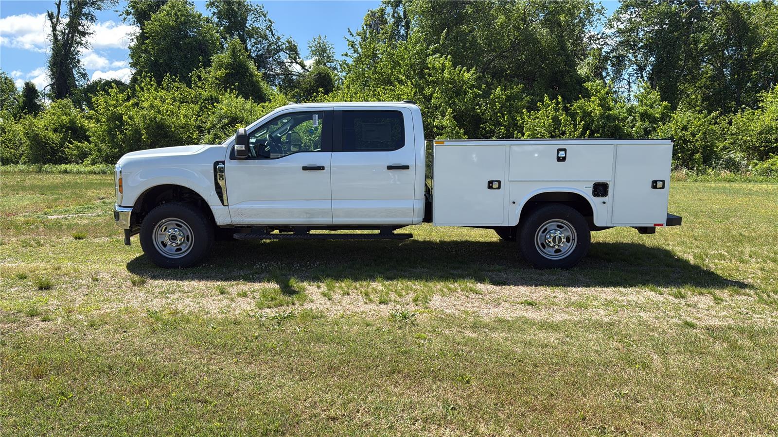 View vehicle photo 2