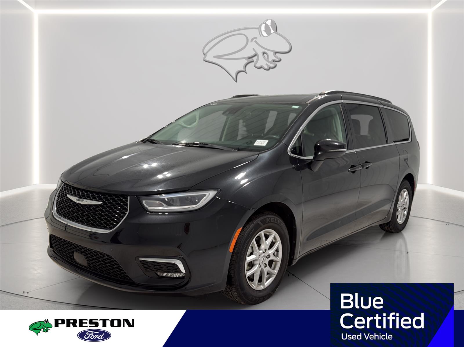 Brilliant Black Crystal Pearlcoat 2022 Chrysler Pacifica Minivan Front-Wheel Drive 9-Speed Automatic