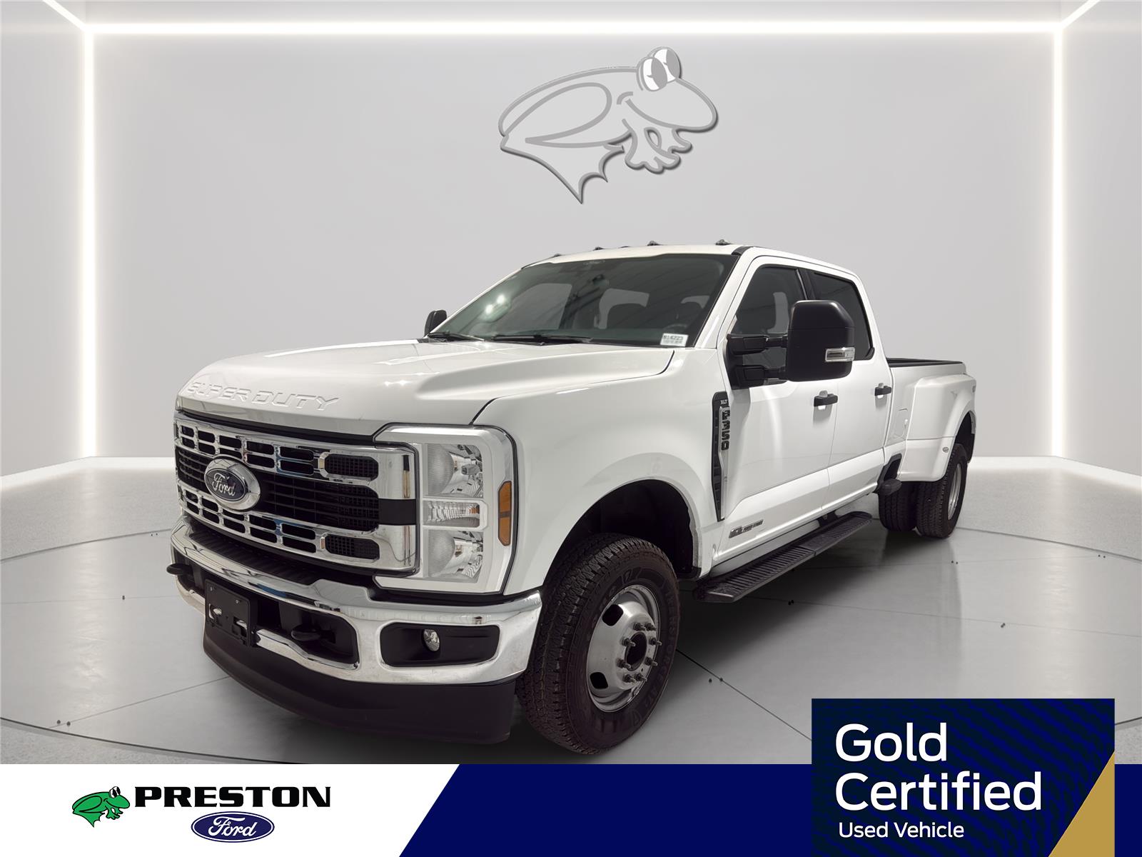 Oxford White 2025 Ford F-350 Super Duty Pickup Truck Four-Wheel Drive Automatic