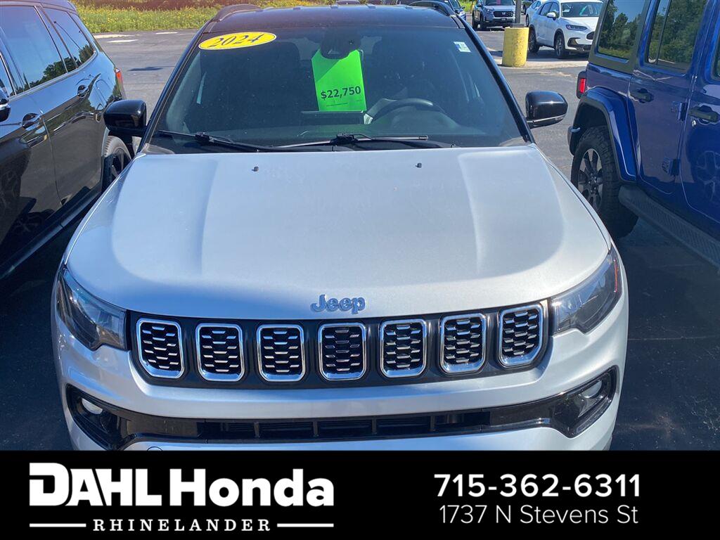 Silver Zynith Metallic Clearcoat 2024 Jeep Compass SUV / Crossover Four-Wheel Drive 8-Speed Automatic