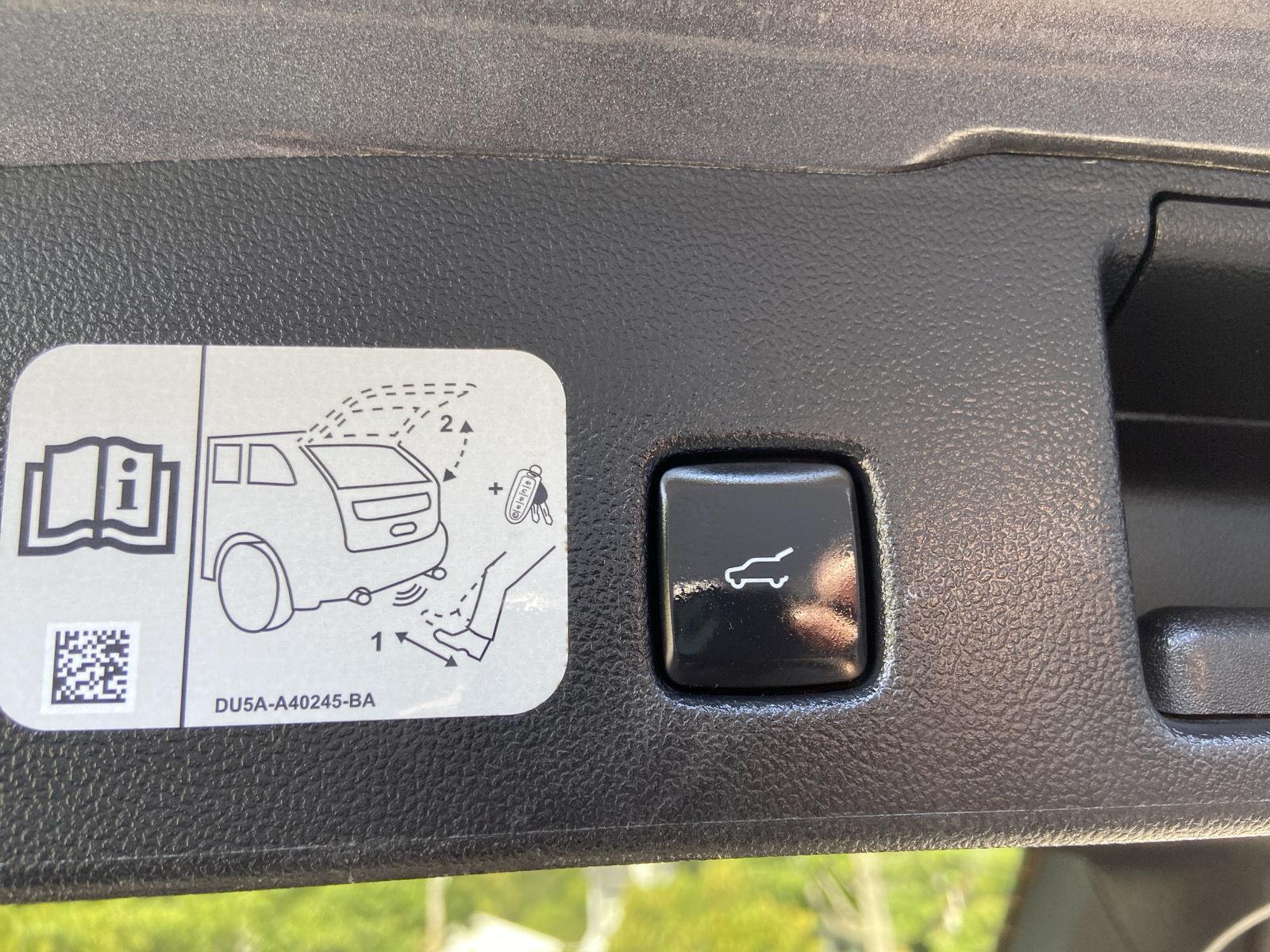 2020 Ford Escape SEL photo 29