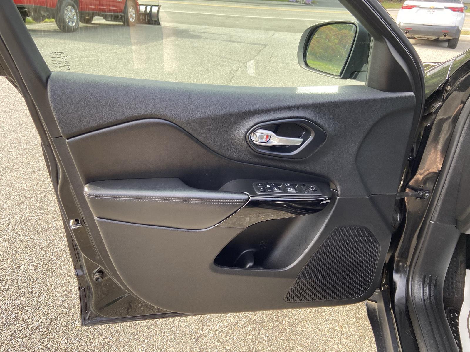 2019 Jeep Cherokee Altitude photo 13