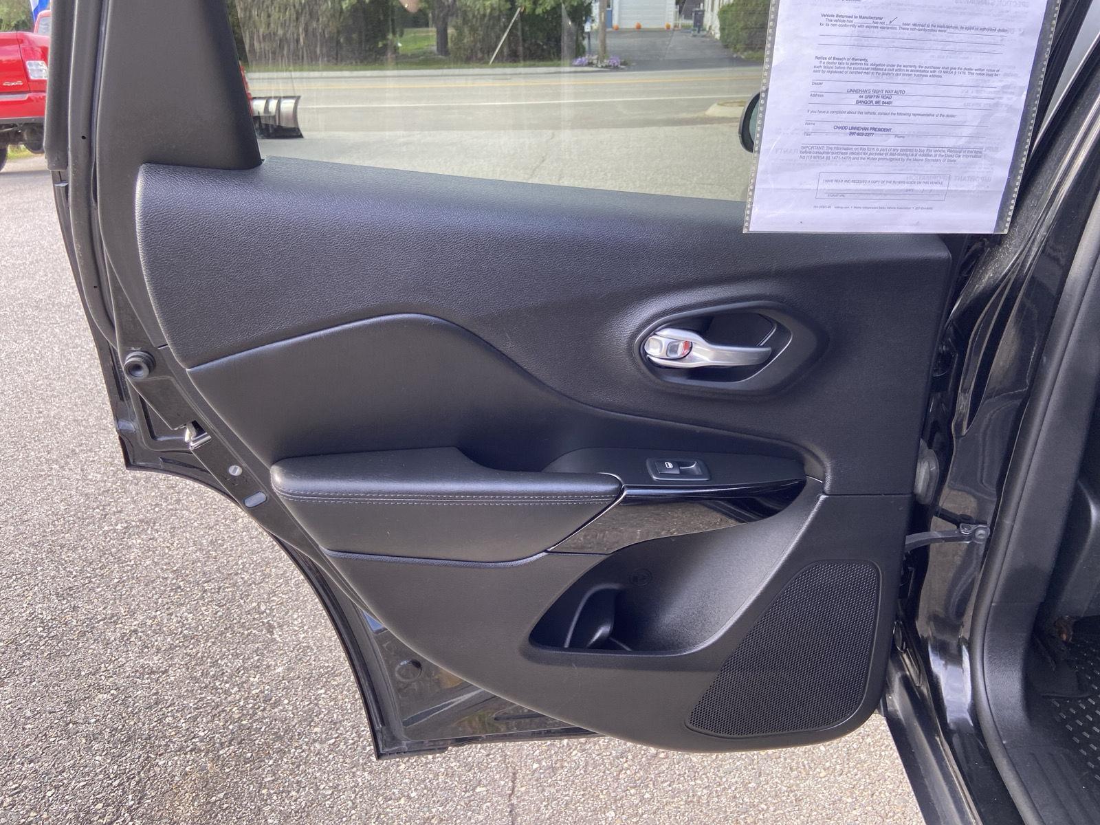 2019 Jeep Cherokee Altitude photo 21
