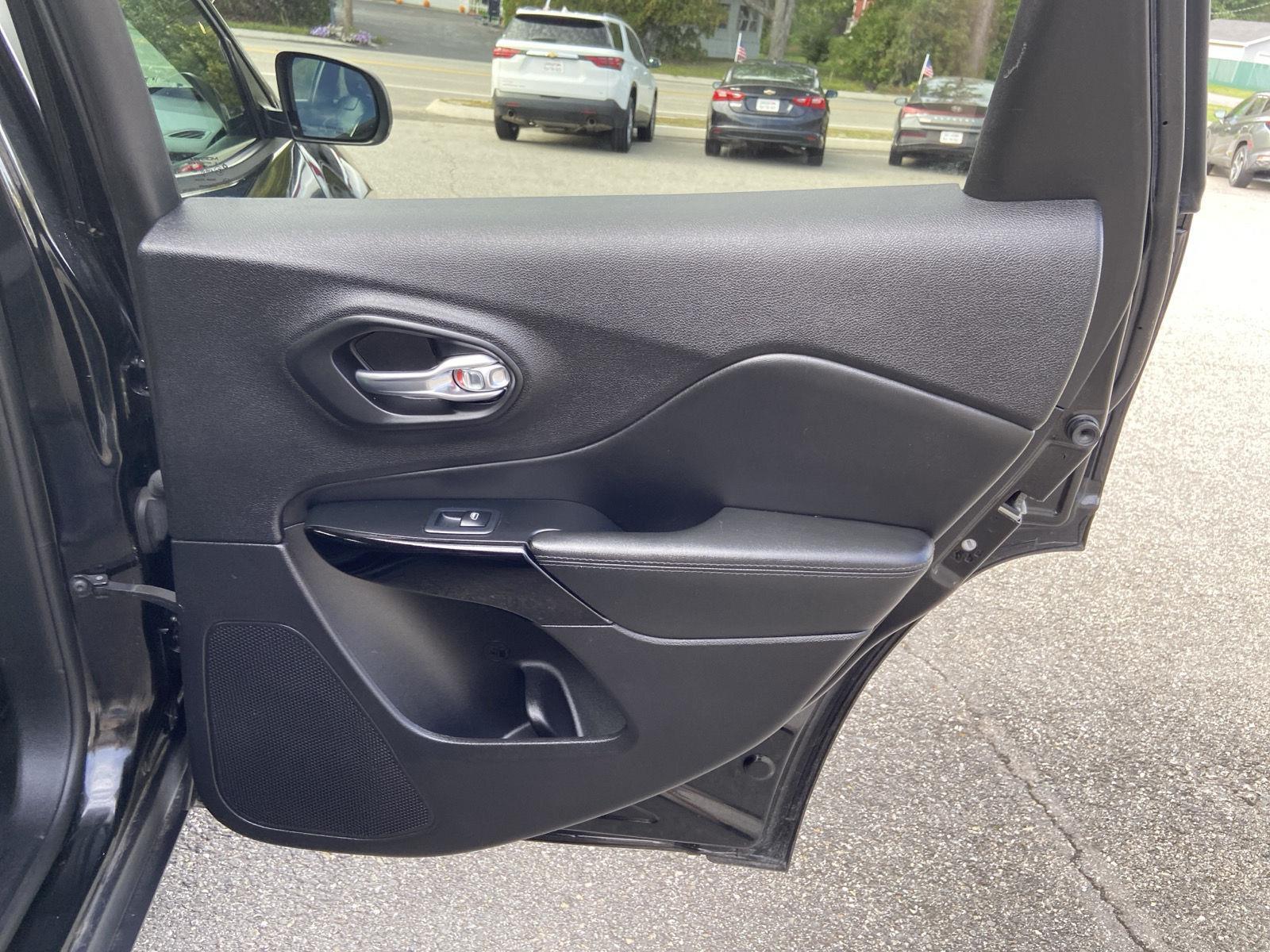2019 Jeep Cherokee Altitude photo 24