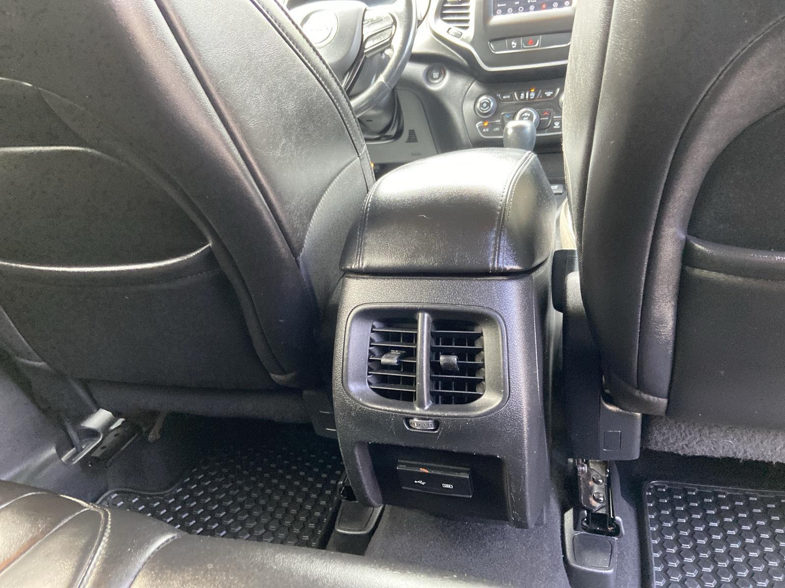 2019 Jeep Cherokee Altitude photo 26
