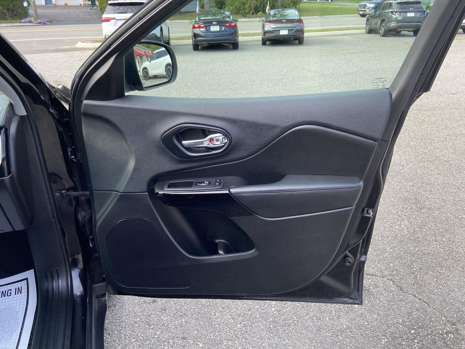 2019 Jeep Cherokee Altitude photo 27