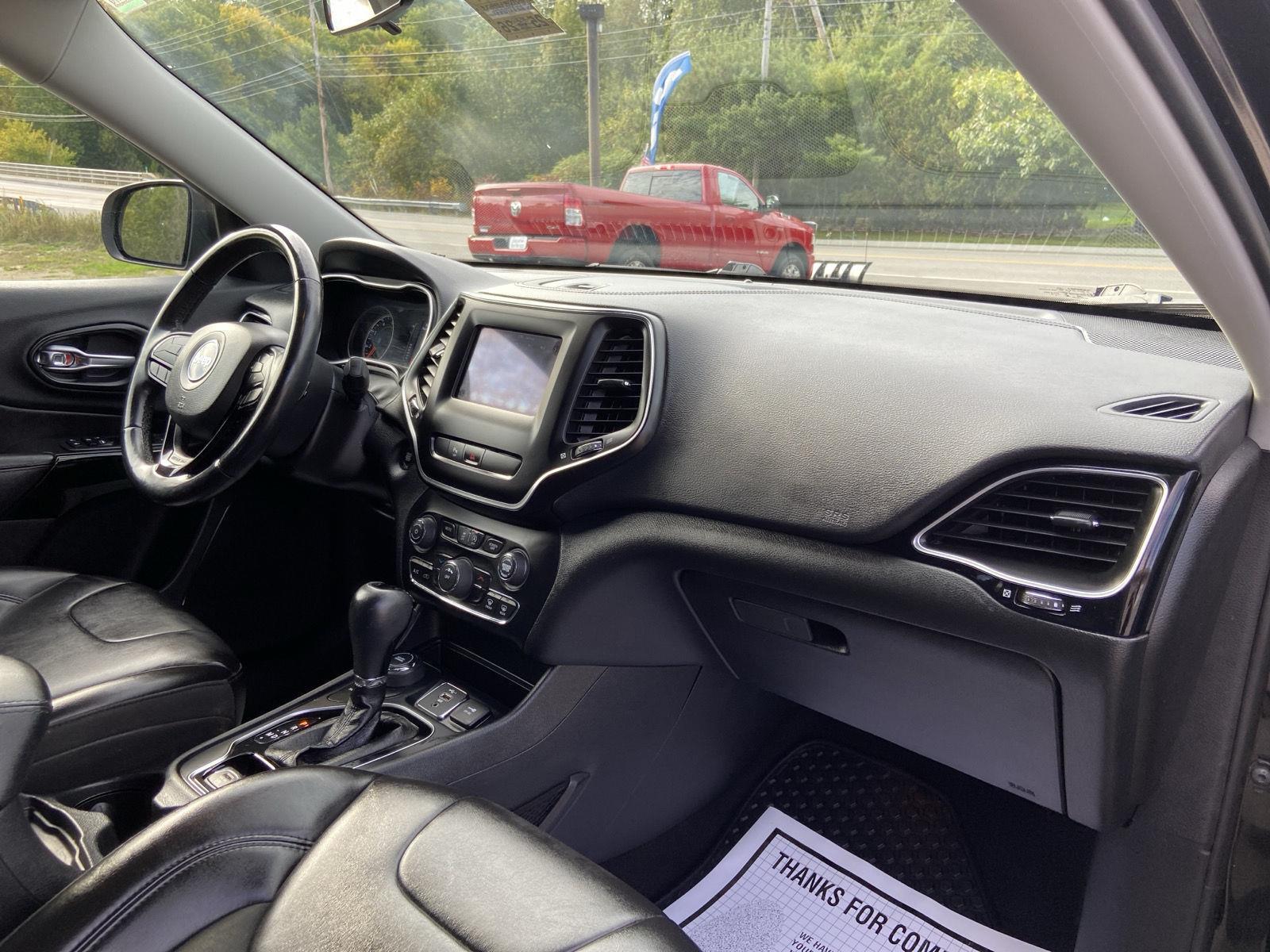 2019 Jeep Cherokee Altitude photo 30