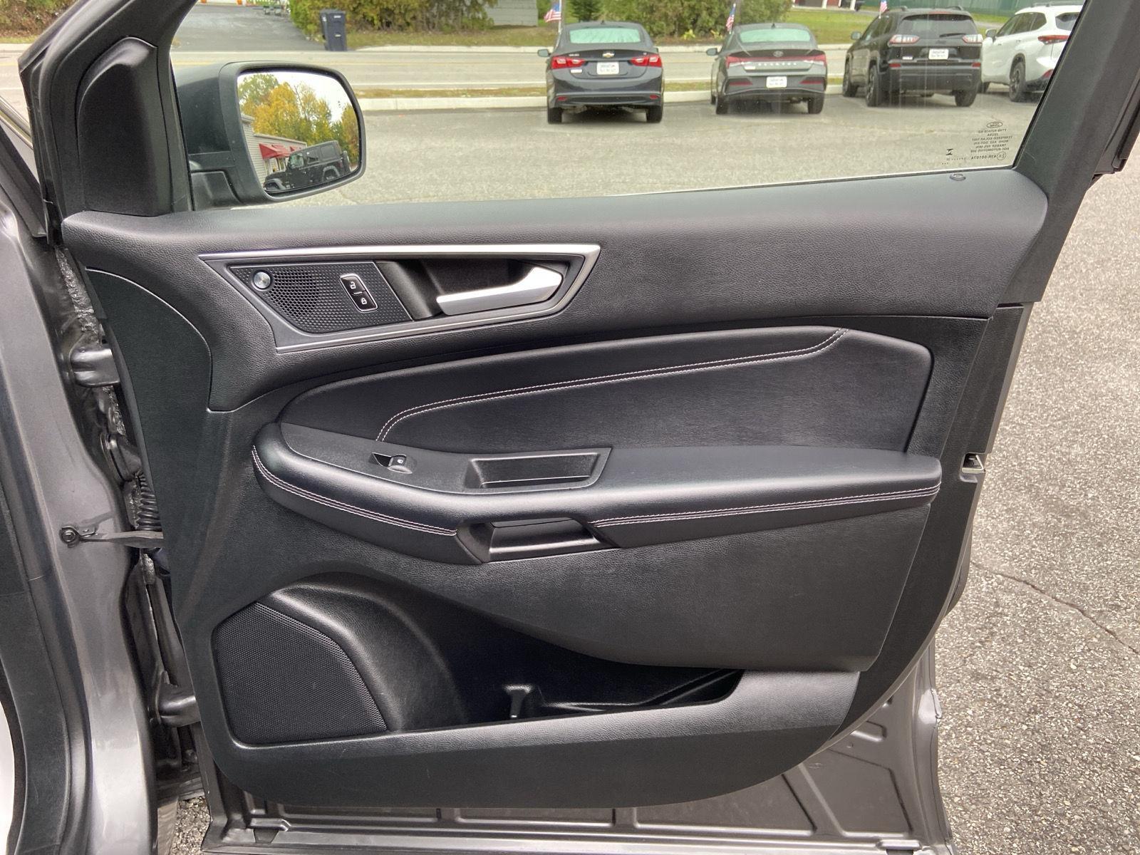 2023 Ford Edge Titanium photo 32
