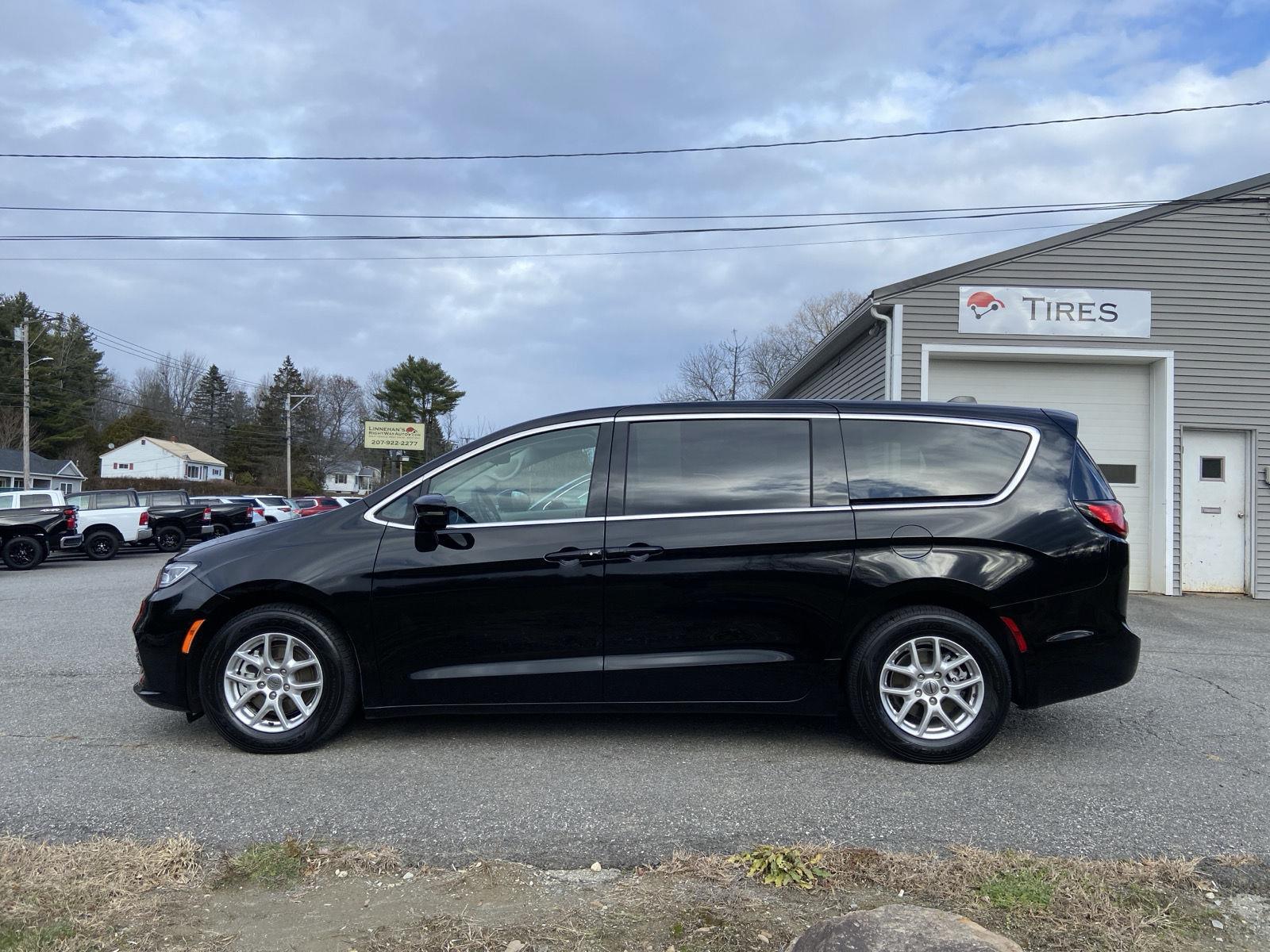 2024 Chrysler Pacifica Touring L's photo