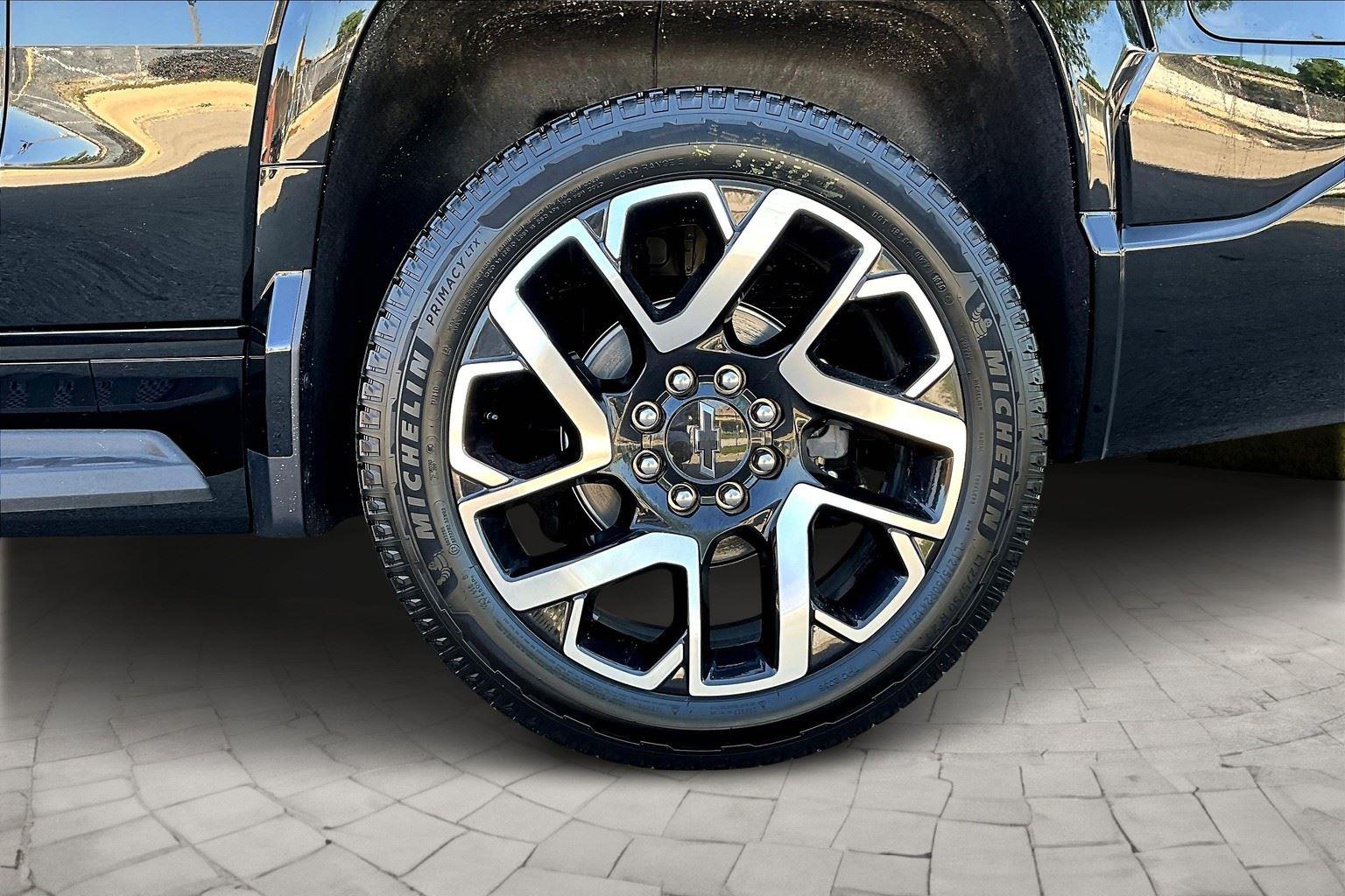 2025 Chevrolet Silverado EV RST photo 10