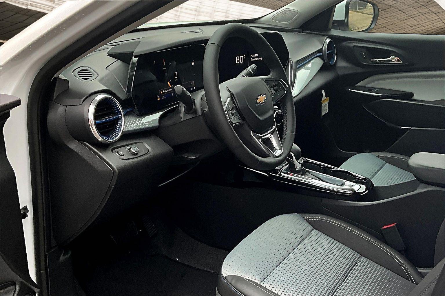 2025 Chevrolet Trax LT photo 6