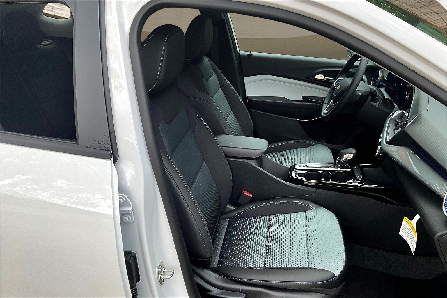 2025 Chevrolet Trax LT photo 8