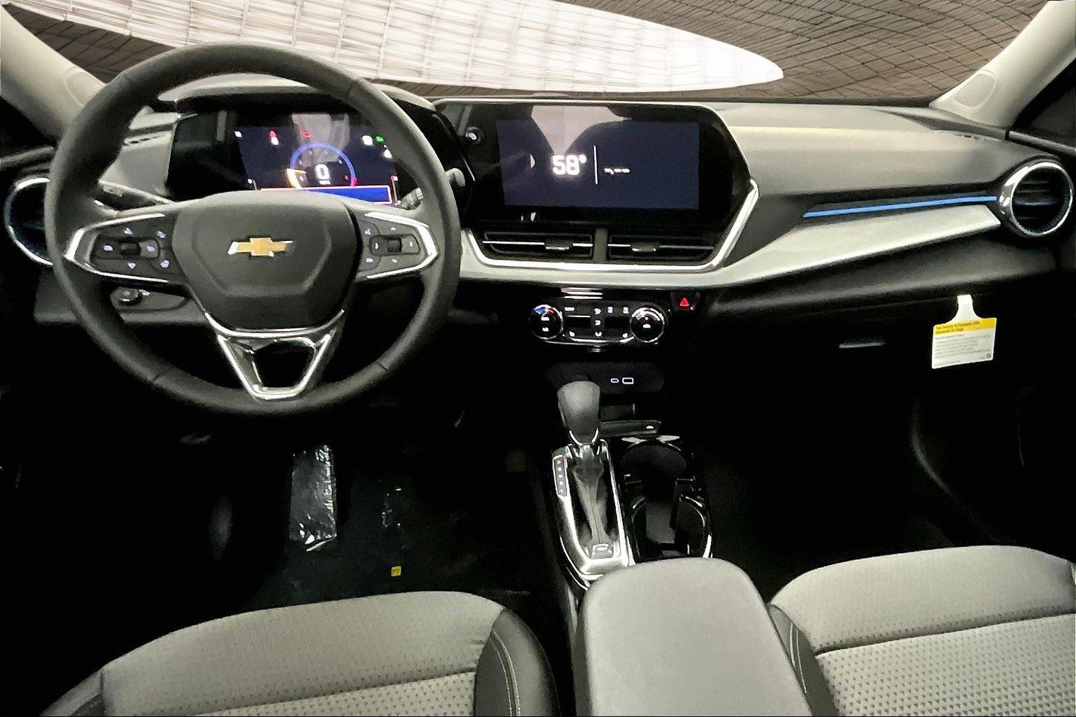 2025 Chevrolet Trax LT photo 32