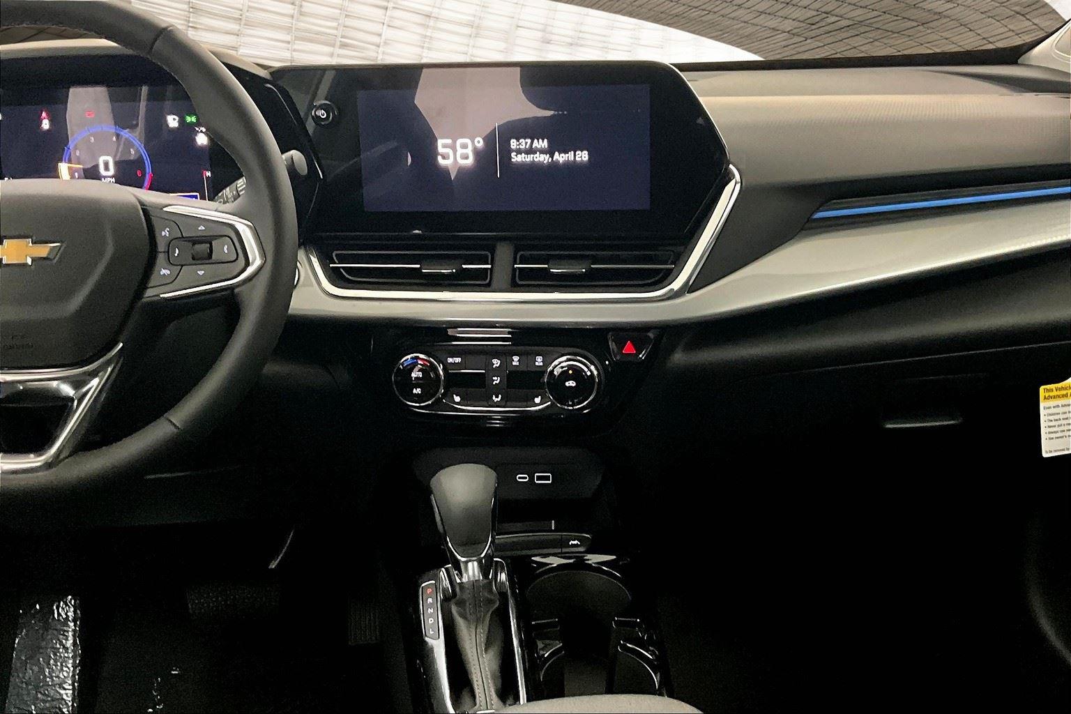 2025 Chevrolet Trax LT photo 34