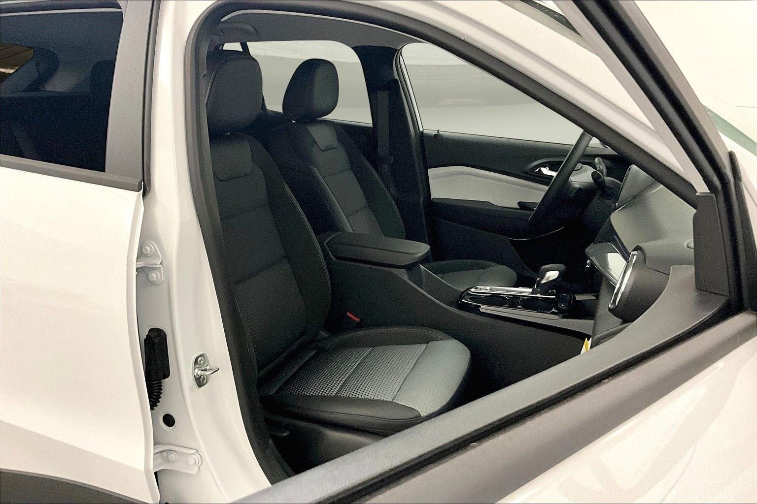 2025 Chevrolet Trax LT photo 35